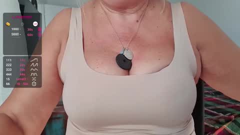 Snapshot of _oldschool_lady_ chatting on 09.19.25 Charlotte online show from 09.19.25