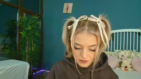 Snapshot of _parishill chatting on 10.23.25 Alisa online show from 10.23.25