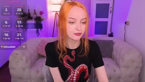 Snapshot of _pink_wassabi_ chatting on 10.08.25 Maisie online show from 10.08.25