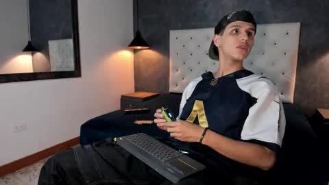 Snapshot of _realwav chatting on 12.18.25 wav online show from 12.18.25