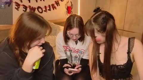 Snapshot of _reverse_gang_ chatting on 10.31.25 LISSAPVT IS OPEN online show from 10.31.25