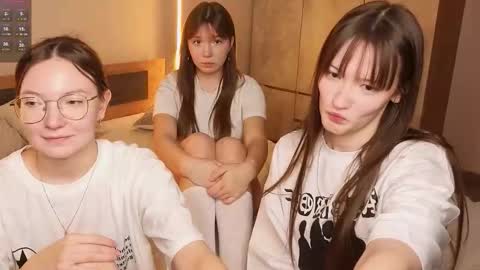 Snapshot of _reverse_gang_ chatting on 11.23.25 LISSAPVT IS OPEN online show from 11.23.25