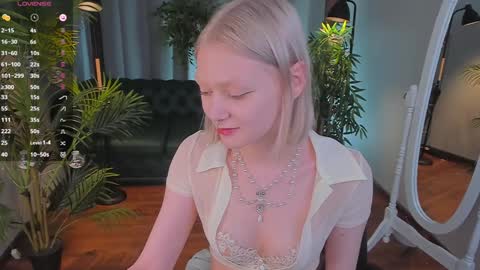 Snapshot of _rude_girl_ chatting on 12.30.24 Eve online show from 12.30.24