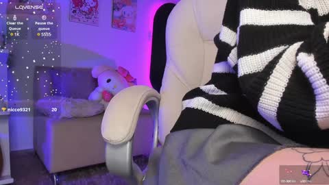 Snapshot of _sabrinamoon chatting on 01.26.25 online show from 01.26.25