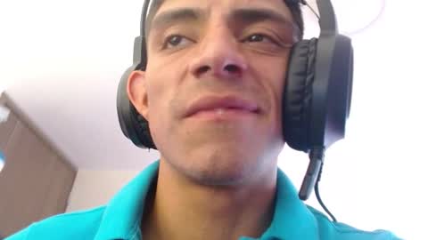 Snapshot of _schnnneider_ chatting on 10.04.25 SCHNEIDER online show from 10.04.25