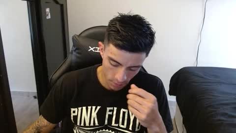 Snapshot of _schnnneider_ chatting on 11.04.25 SCHNEIDER online show from 11.04.25