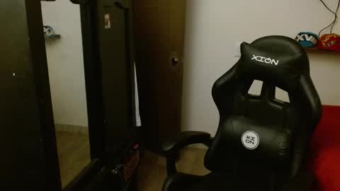 Snapshot of _schnnneider_ chatting on 11.19.25 SCHNEIDER online show from 11.19.25