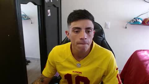 Snapshot of _schnnneider_ chatting on 11.19.25 SCHNEIDER online show from 11.19.25