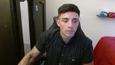 Snapshot of _schnnneider_ chatting on 11.21.25 SCHNEIDER online show from 11.21.25