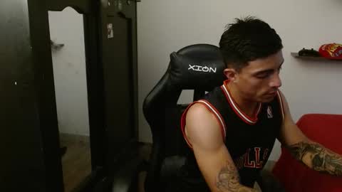 Snapshot of _schnnneider_ chatting on 11.30.25 SCHNEIDER online show from 11.30.25