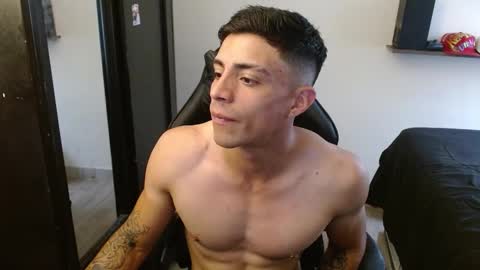 Snapshot of _schnnneider_ chatting on 12.05.25 SCHNEIDER online show from 12.05.25