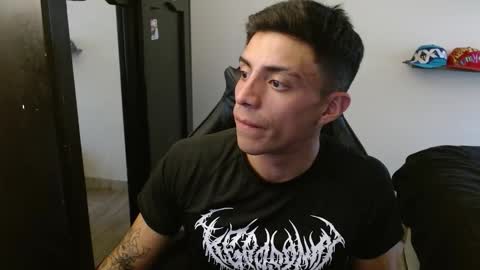 Snapshot of _schnnneider_ chatting on 12.15.25 SCHNEIDER online show from 12.15.25