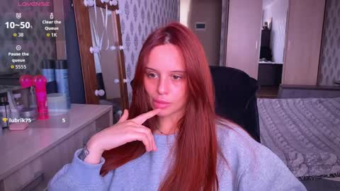 Snapshot of _slutty_fox_ chatting on 09.25.25 Alice online show from 09.25.25