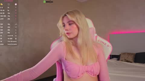 Snapshot of _sophielov chatting on 10.02.25 Sophie online show from 10.02.25