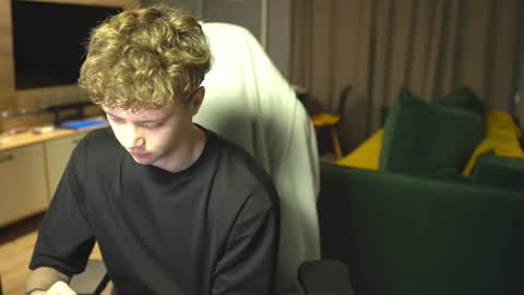 OLIVERpvt is open online show from 11.19.25