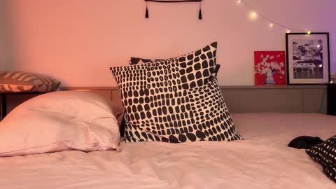 Snapshot of _swaa chatting on 11.18.25 Ann online show from 11.18.25