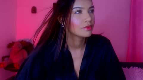   0900 p.m a 0500 a.m Colombia time UTC -5  online show from 03.16.26