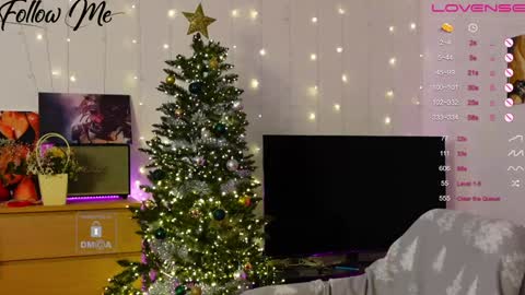 Snapshot of _sweetcams_ chatting on 12.12.24 Dasha  online show from 12.12.24