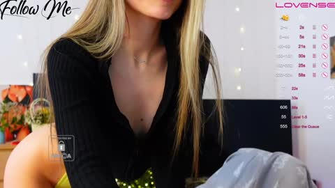 Snapshot of _sweetcams_ chatting on 12.14.24 Dasha  online show from 12.14.24