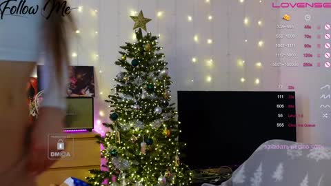 Snapshot of _sweetcams_ chatting on 12.19.24 Dasha  online show from 12.19.24