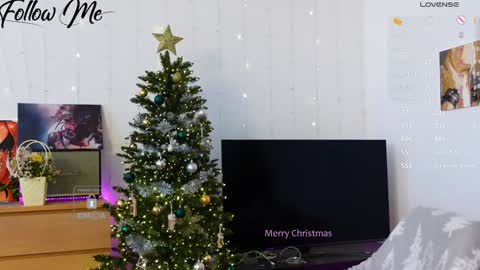 Snapshot of _sweetcams_ chatting on 12.26.24 Dasha  online show from 12.26.24