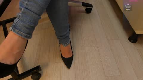 Snapshot of _tiffany_queen chatting on 12.23.24 Stefania online show from 12.23.24