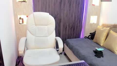 Snapshot of _tiffany_queen chatting on 12.24.24 Stefania online show from 12.24.24