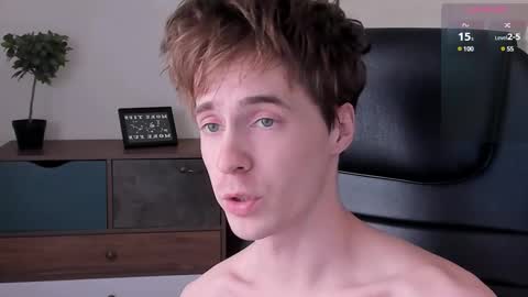 Snapshot of _tokyo_ghoul chatting on 02.15.25 _tokyo_ghoul online show from 02.15.25