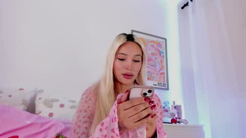 Snapshot of _viioletweekend_ chatting on 03.01.25 online show from 03.01.25