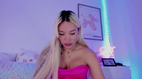 Snapshot of _viioletweekend_ chatting on 03.09.25 online show from 03.09.25