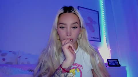 Snapshot of _viioletweekend_ chatting on 03.12.25 online show from 03.12.25