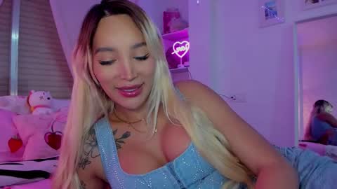 Snapshot of _viioletweekend_ chatting on 12.02.25 online show from 12.02.25