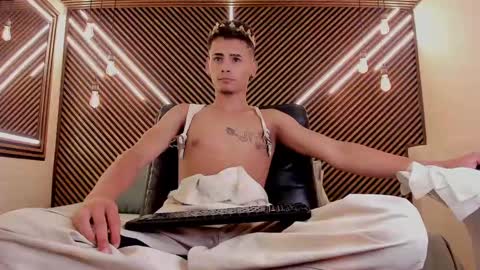 Snapshot of _white_fox_ chatting on 02.11.25 white fox online show from 02.11.25