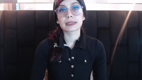 Yuyi online show from 01.04.25