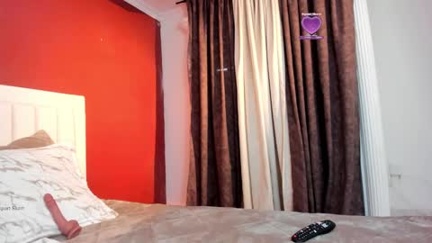 Snapshot of _zoe19_ chatting on 11.21.25 _zoe19_ online show from 11.21.25