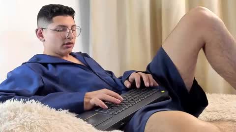 Snapshot of a_lejandro_08 chatting on 02.10.25 alejo online show from 02.10.25