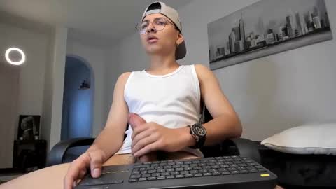 Snapshot of a_lejandro_08 chatting on 03.10.25 alejo online show from 03.10.25