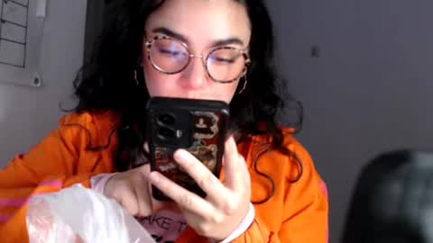 Snapshot of a_savage_woman_place chatting on 12.18.25 Leona online show from 12.18.25