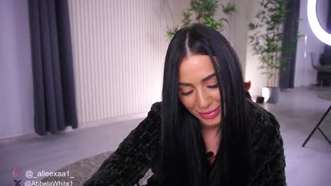 Snapshot of abbela_white chatting on 01.18.25 Alexa online show from 01.18.25