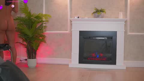 Snapshot of abbela_white chatting on 11.05.25 Alexa online show from 11.05.25