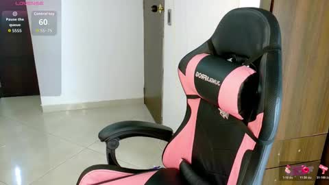 Snapshot of abby_tits chatting on 10.29.25 ABBY online show from 10.29.25