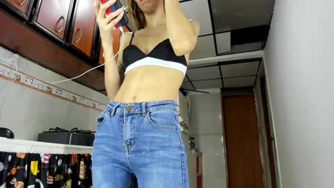 Snapshot of abbyhowlland chatting on 12.22.24 sara online show from 12.22.24
