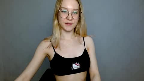 Snapshot of abbymoore__ chatting on 03.01.25 Abby Lovense is active online show from 03.01.25