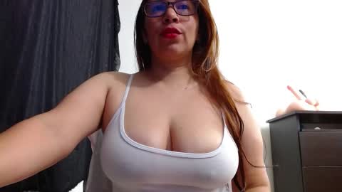 Snapshot of abril_bianchi chatting on 10.31.25 abril_bianchi online show from 10.31.25