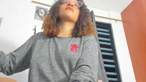 Snapshot of ada_gales_ chatting on 11.05.25 Isa online show from 11.05.25