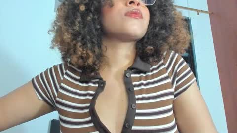 Snapshot of ada_gales_ chatting on 11.11.25 Isa online show from 11.11.25