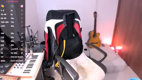 Snapshot of adam_rocket chatting on 11.01.25 Adam online show from 11.01.25