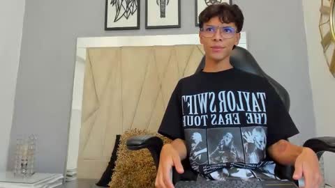 Snapshot of adams_bobby chatting on 11.02.25 Adams Bobby online show from 11.02.25