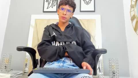 Snapshot of adams_bobby chatting on 11.04.25 Adams Bobby online show from 11.04.25