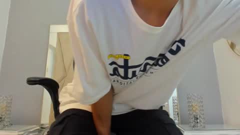 Snapshot of adams_bobby chatting on 11.05.25 Adams Bobby online show from 11.05.25